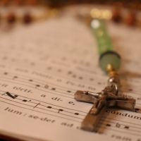 The Holy Rosary in Latin with John Shaw cover