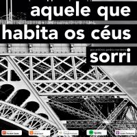 aquele que habita os céus sorri cover