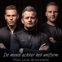De mens achter het uniform cover